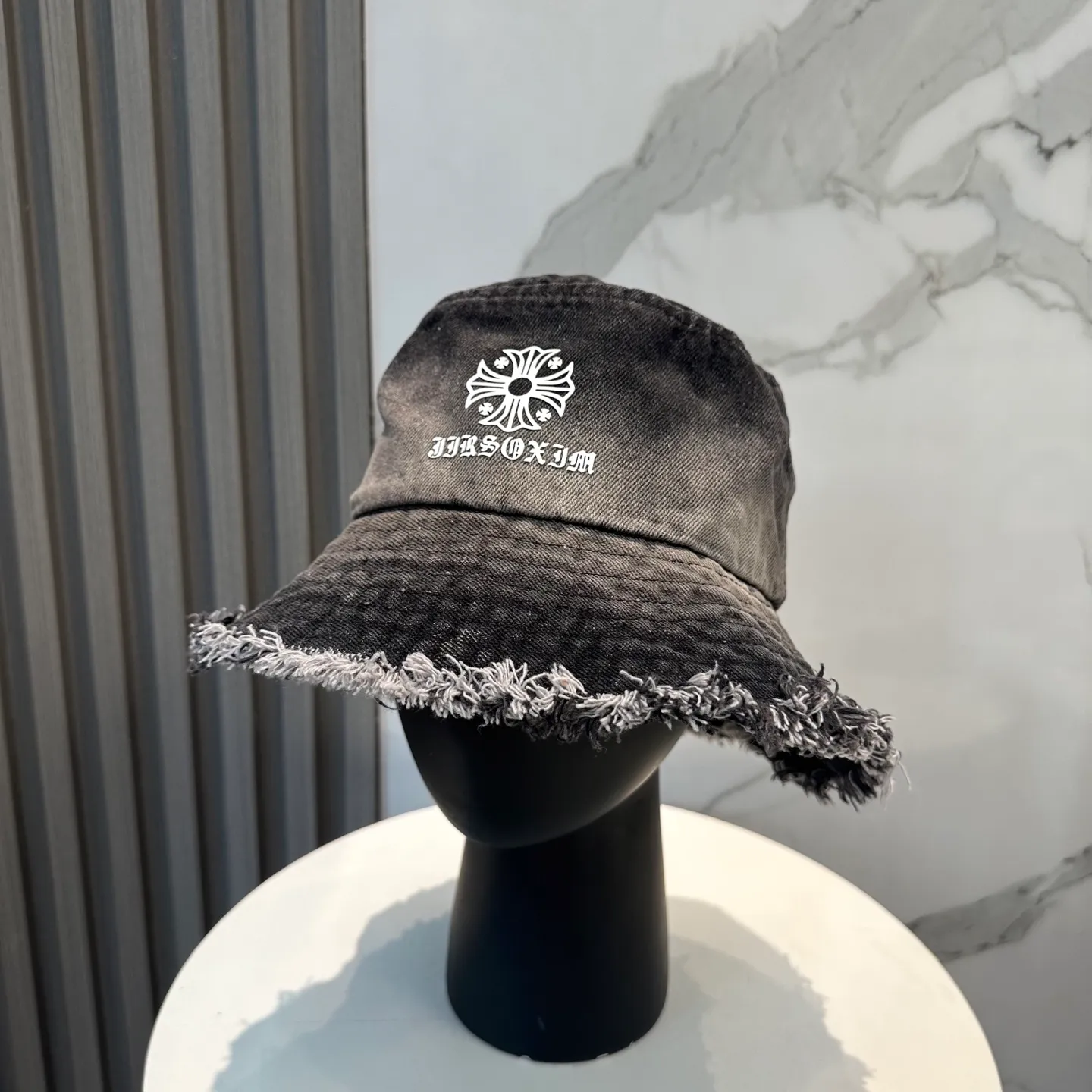 P70 Croixin's new soft denim fisherman hat with loose beard. Summer is here. In the hot weather, a good-looking hat has become an indispensable fashion item. This denim bucket hat not only has a fashionable appearance, but also provides effective sun protection, making you the most fashionable girl in the streets!